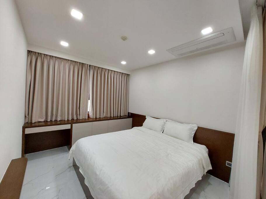 Ho Cao Cap San Bay Tsn 1 Ho Chi Minh City
